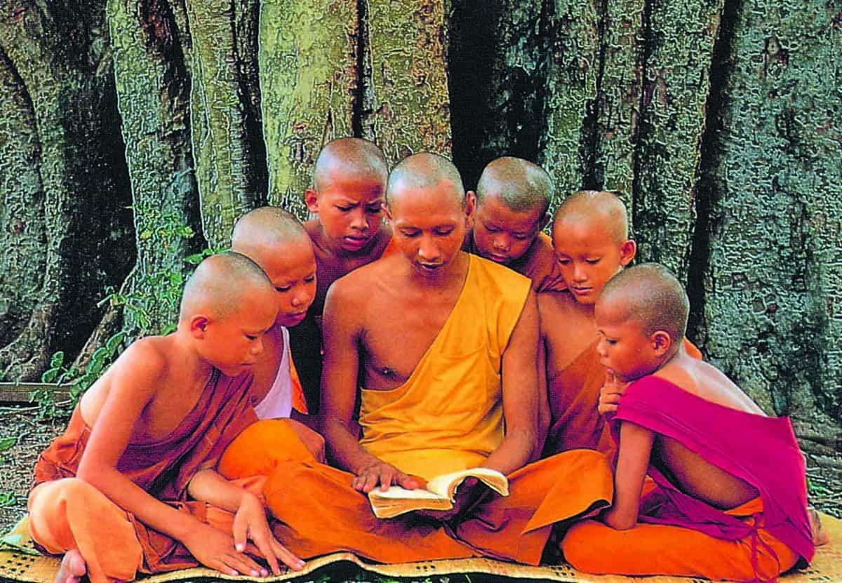 Buddhist-monk-teaching-novi