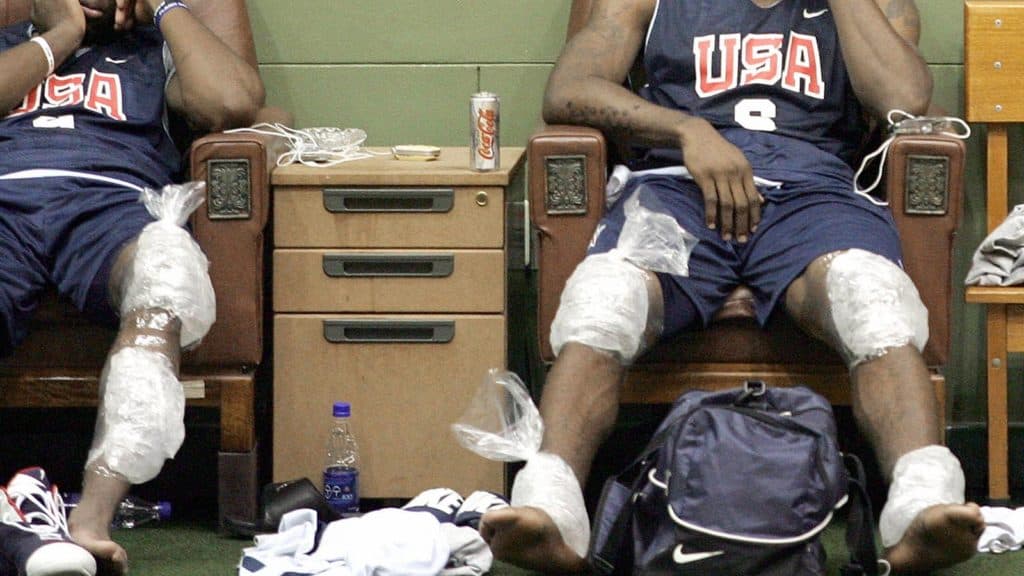 Us Players Lebron James (r) And Dwyane W